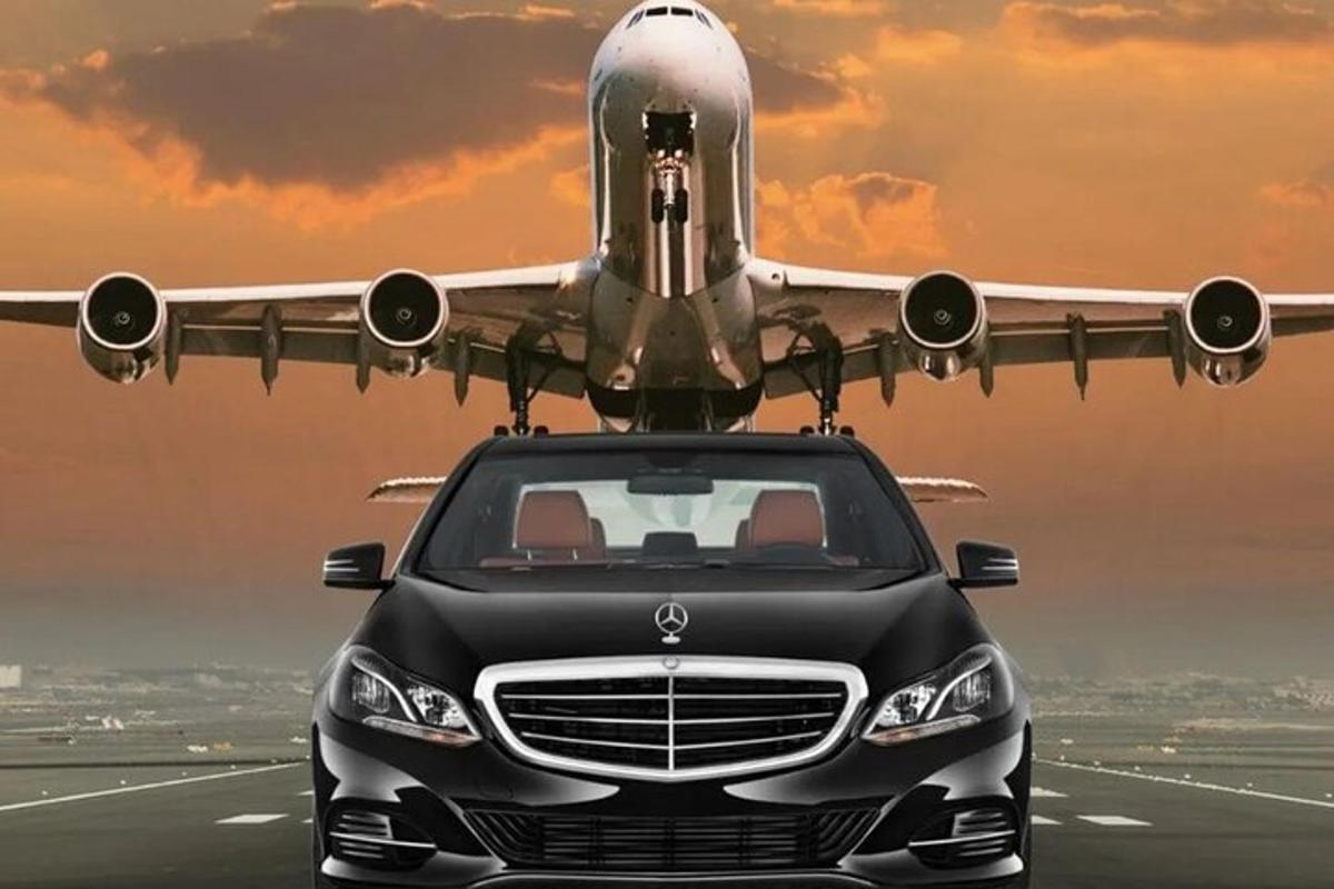 sebuah kereta diletakkan di hadapan kapal terbang