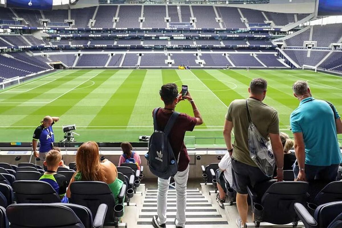 en mann som tar et bilde av et fotballstadion