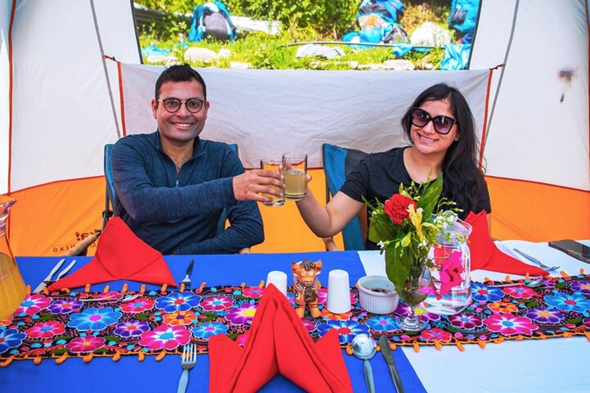 um homem e uma mulher sentados à mesa com uma bebida