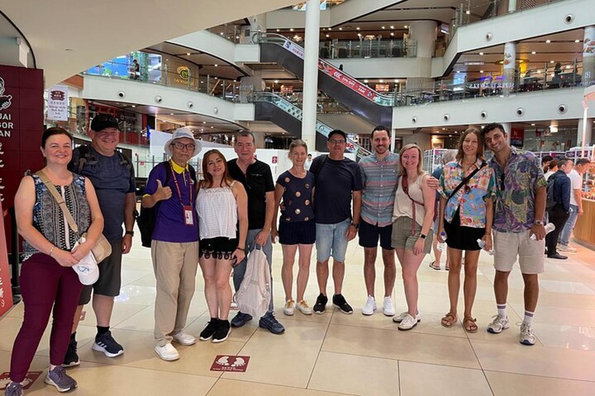 bir alışveriş merkezinde fotoğraf çektiren bir grup insan