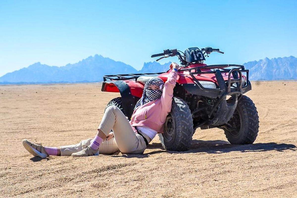 ダートバイクの横で地面に横たわる女性