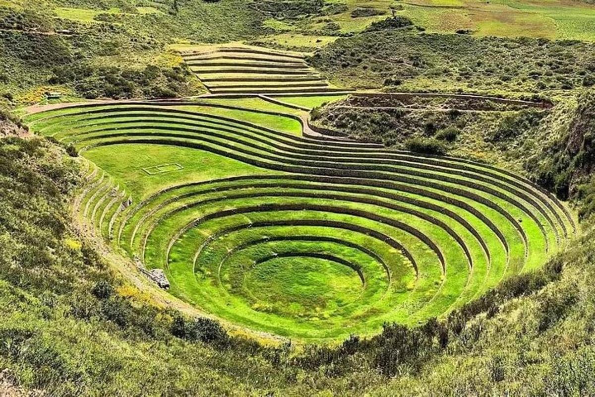 un anfiteatro en la ladera de una colina