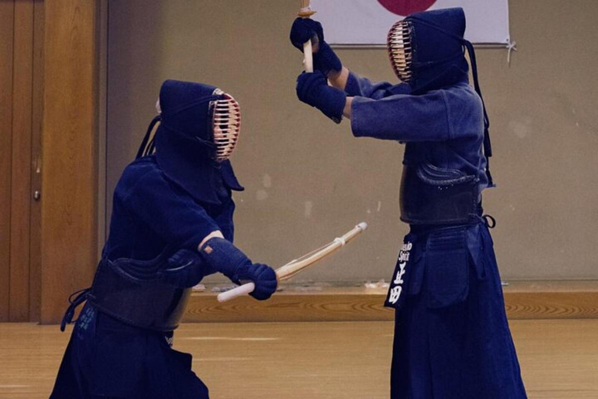 기모노를 입은 두 사람이 방 안에 서 있다