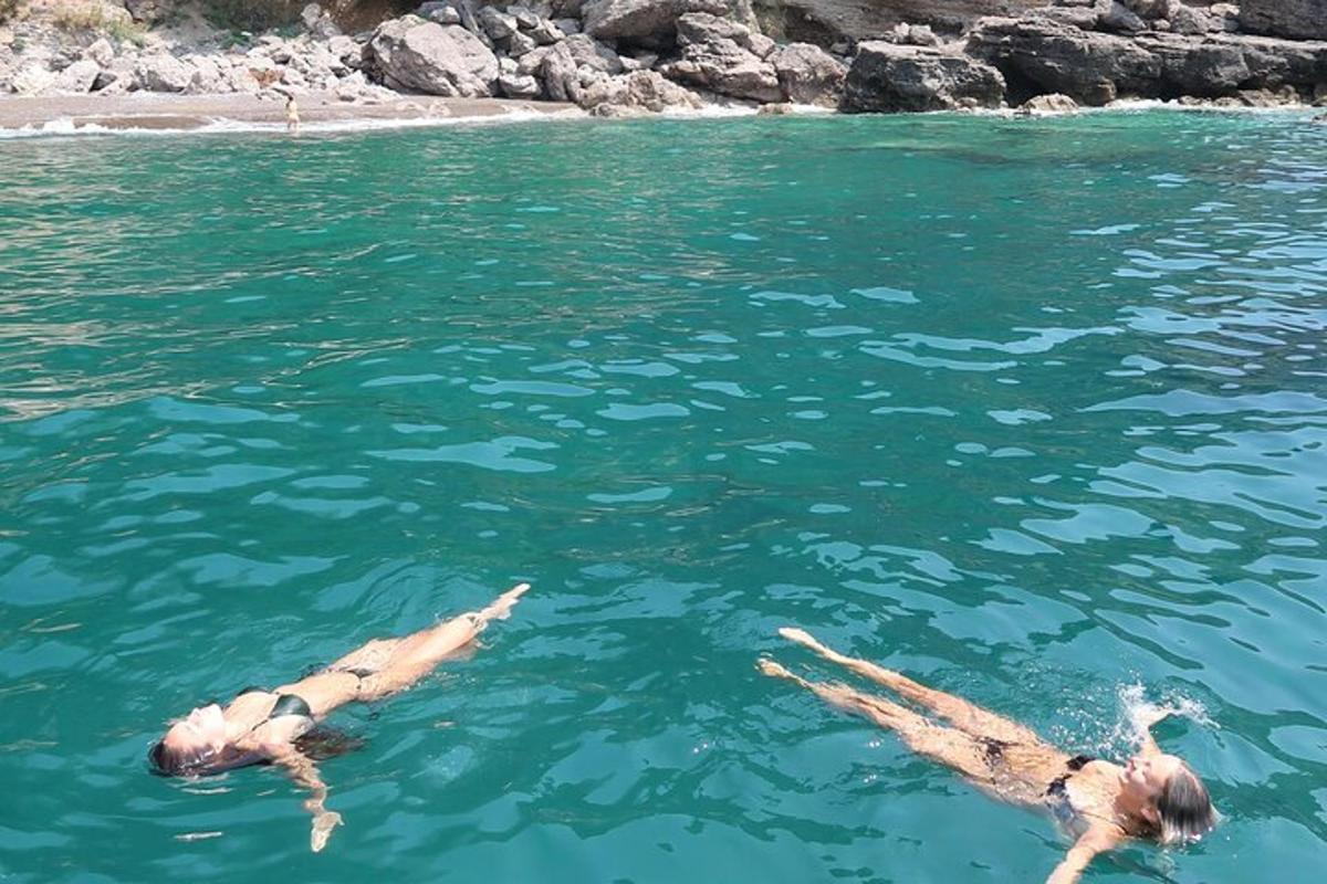 海で泳ぐ二人