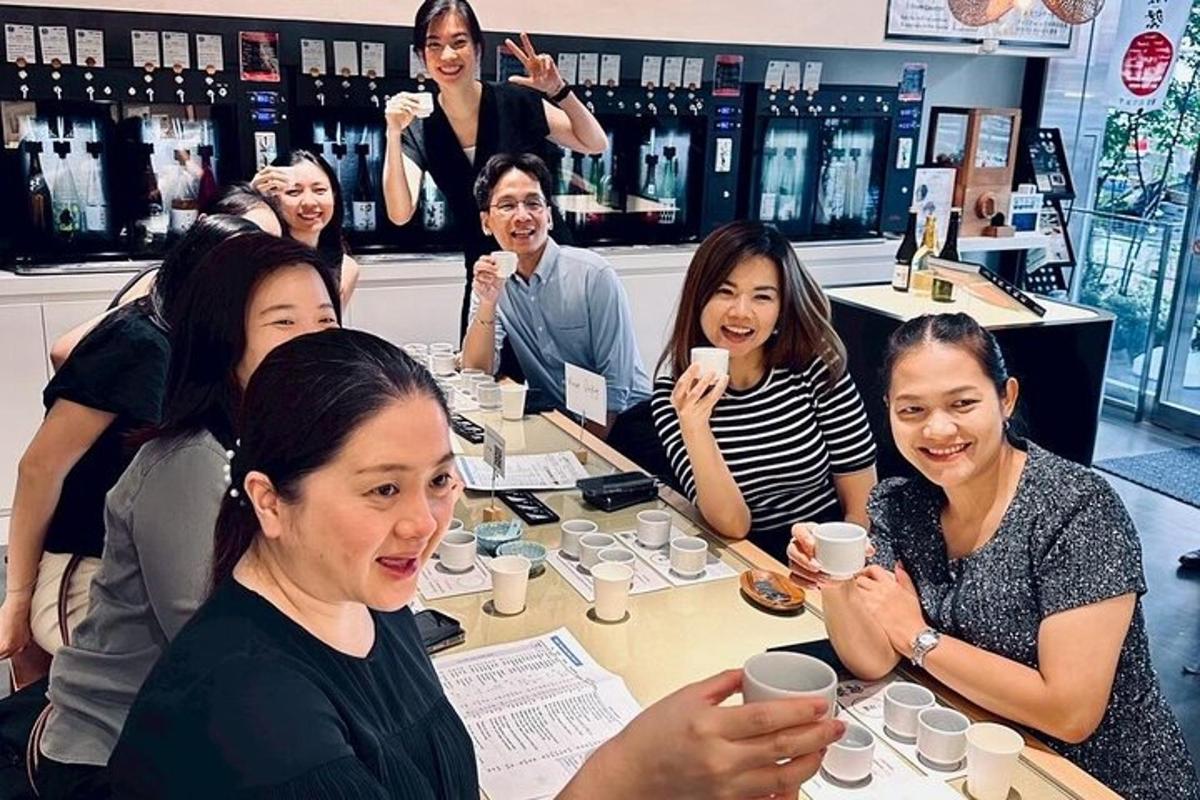isang grupo ng mga babae na nakaupo sa paligid ng isang mesa at umiinom ng kape