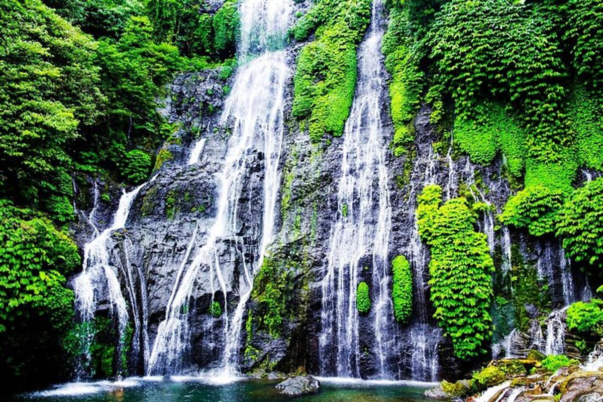 air terjun di sisi gunung dengan badan air