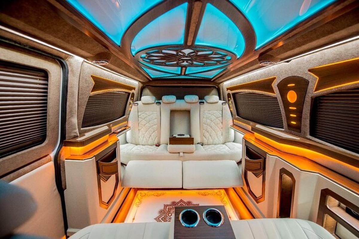 Blick aus dem Inneren einer Limousine mit Blick auf einen Raum