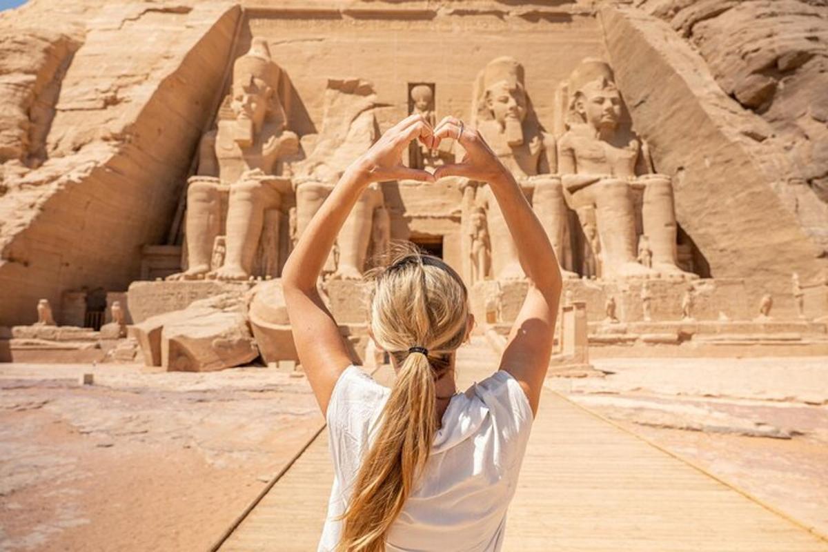 une femme prenant une photo des arahs