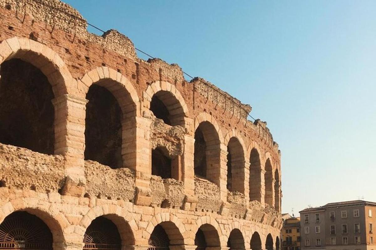 un grand bâtiment en briques avec de nombreuses arches