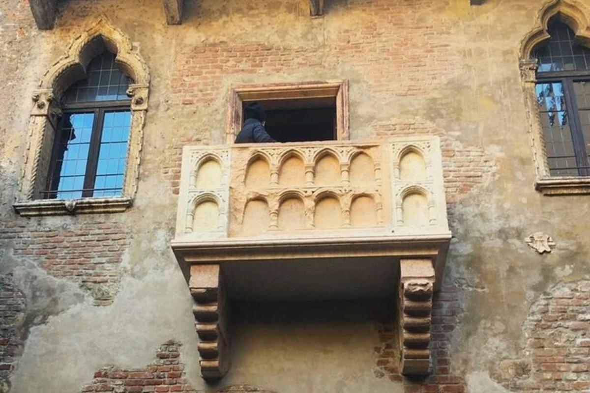 un homme regardant par la fenêtre d'un immeuble