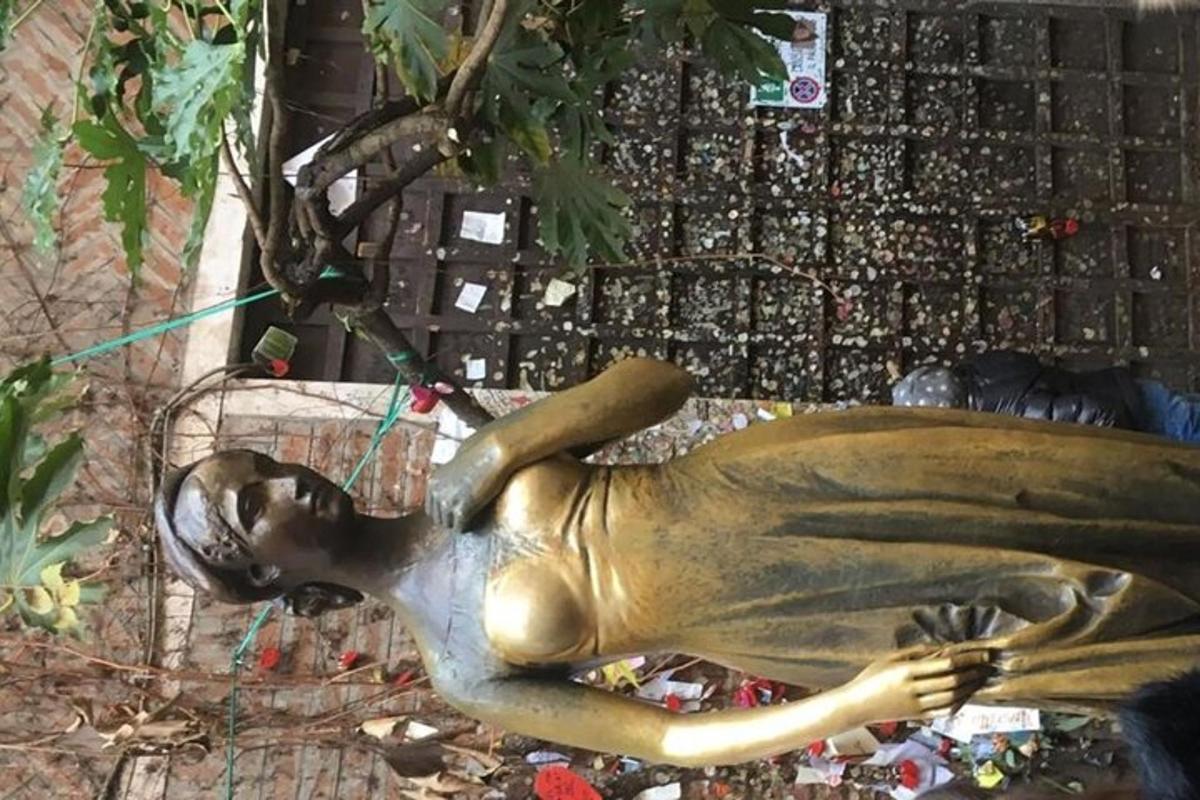 une statue en bronze d'une personne allongée sur le sol