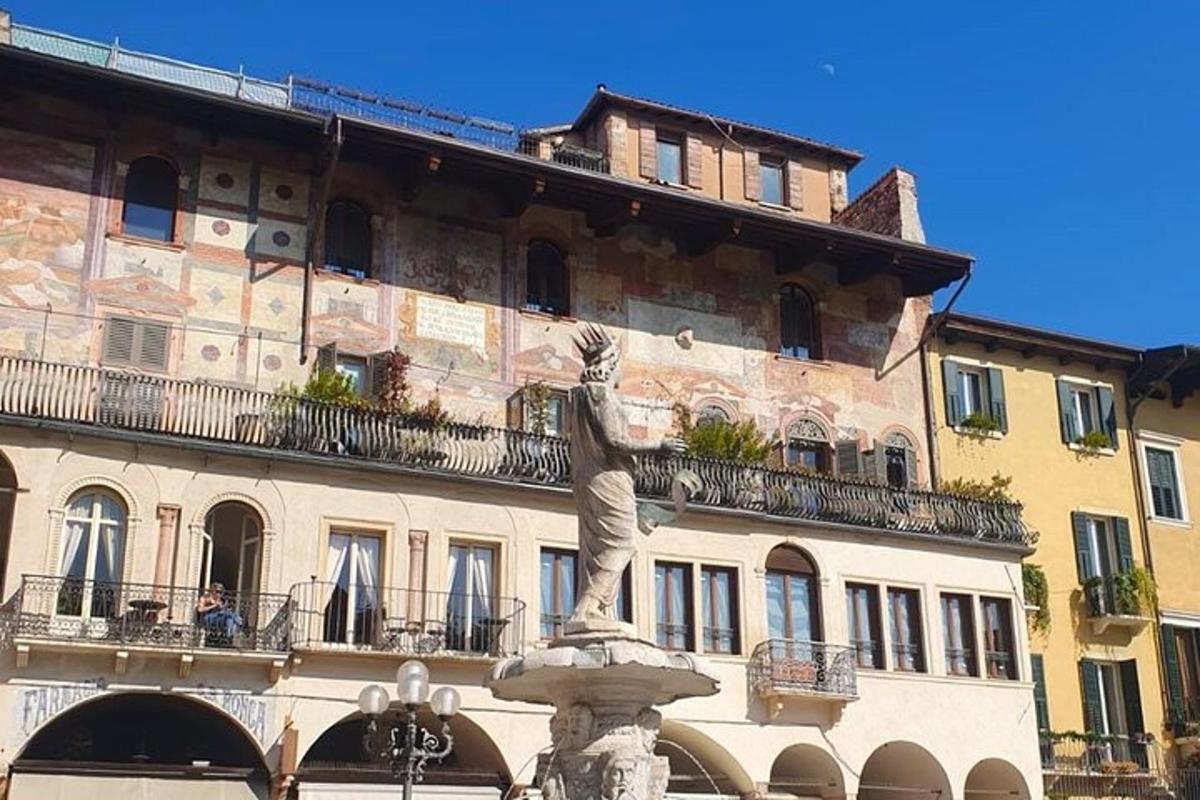 une statue d'un homme devant un bâtiment