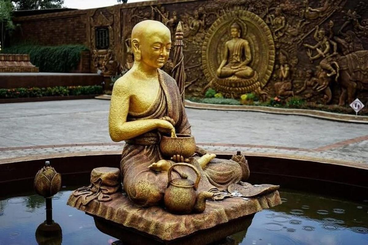 一尊坐在池塘里的佛像
