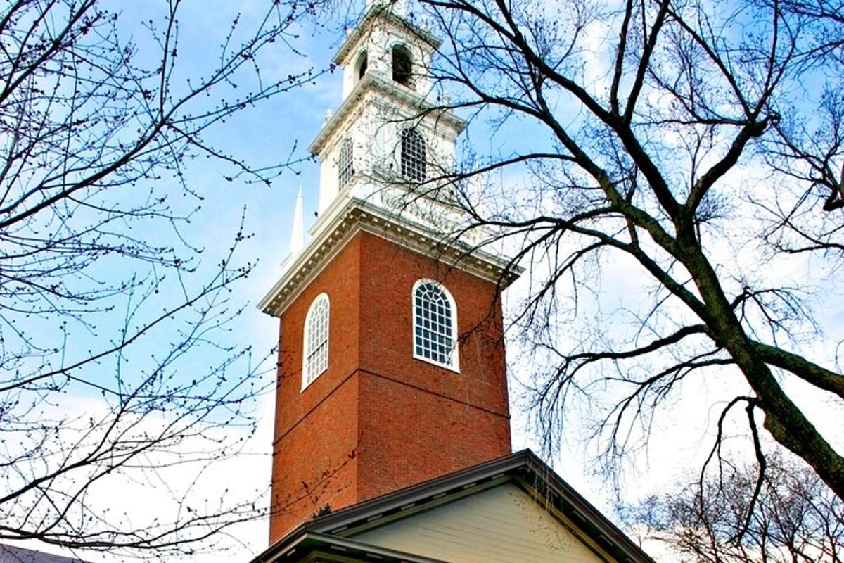 一座高高的砖塔，塔顶有一座钟