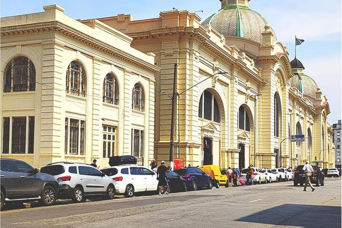 a large building with cars parked in front of it