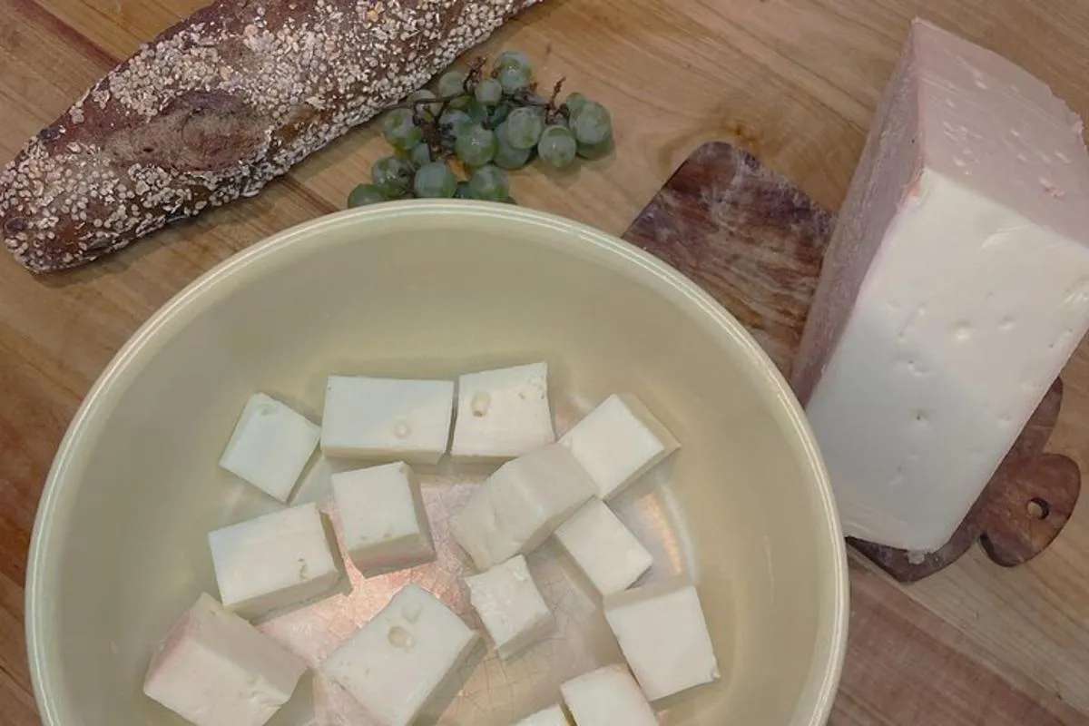 Dîner traditionnel suisse: Fondue au fromage, entrées et dessert – photo 21