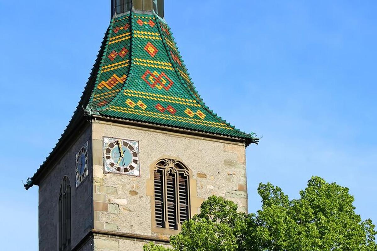 budova s hodinovou věží se zelenou střechou