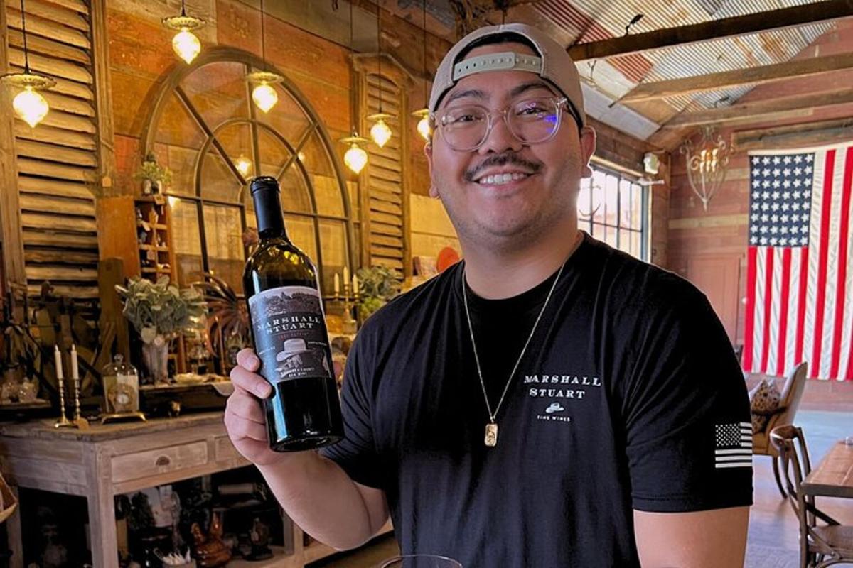 一名男子拿着一瓶酒