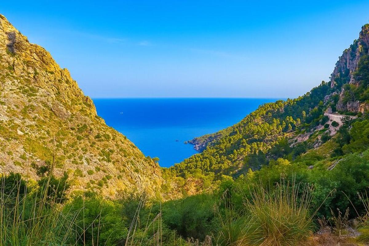 从两座山之间看到的海景