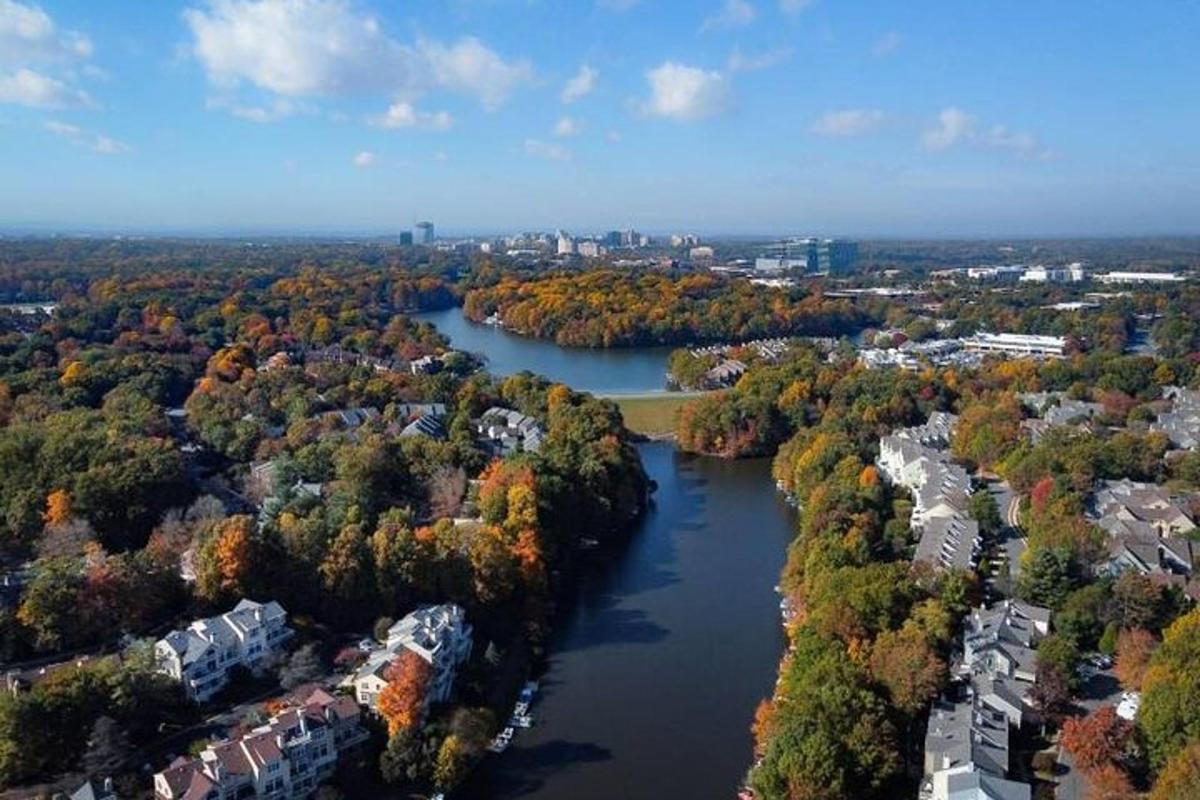 城市河流的鸟瞰图