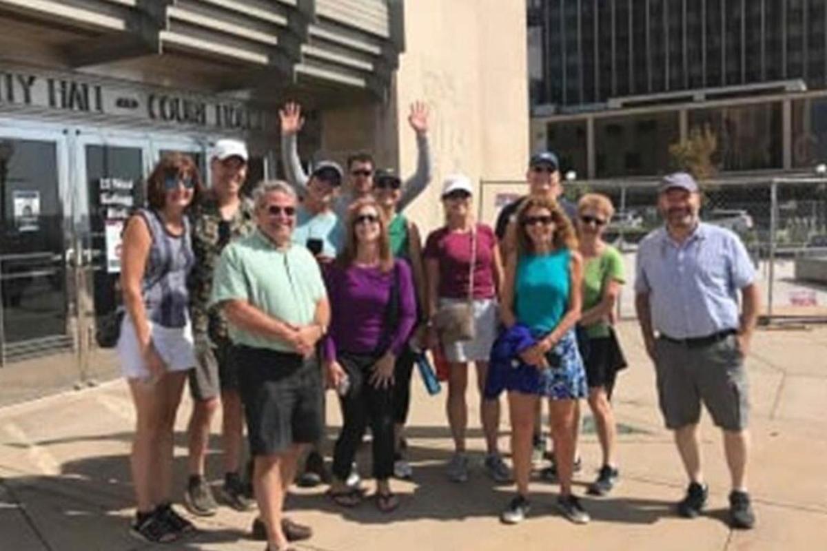 一群人站在一栋建筑物前