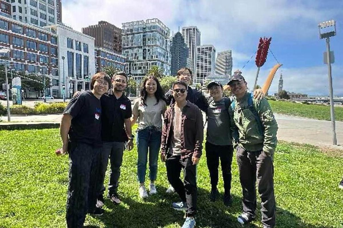 一群人在公园里摆姿势拍照