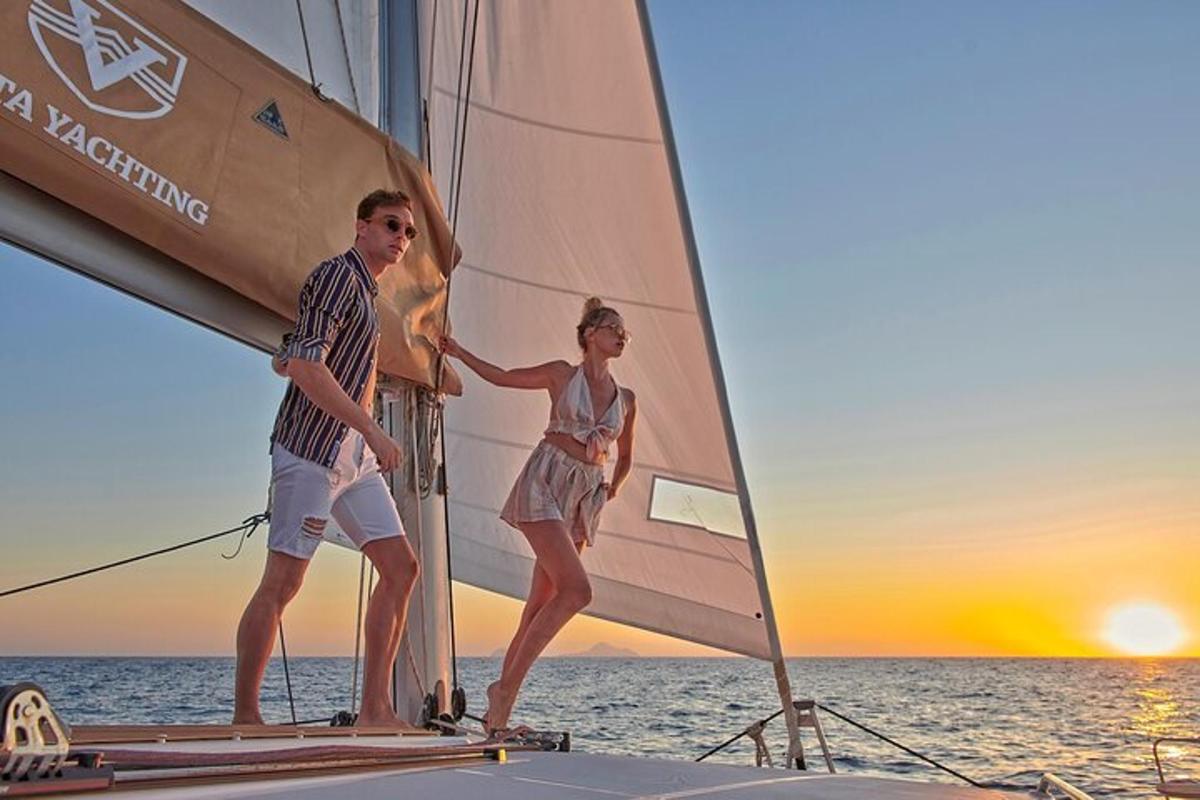 海上帆船上的一男一女