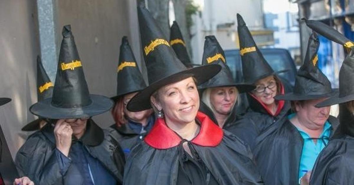 skupina lidí oblečených v čarodějnických kloboucích