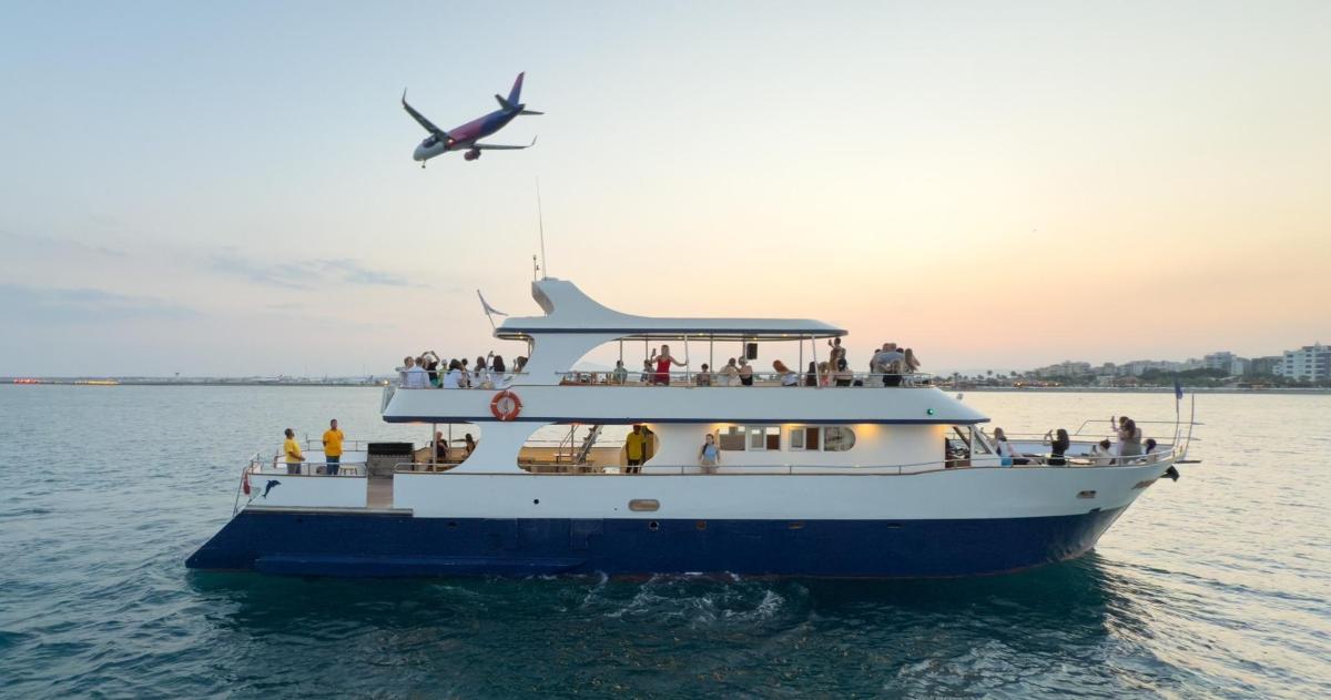 一群人在船上，船上有一架飞机