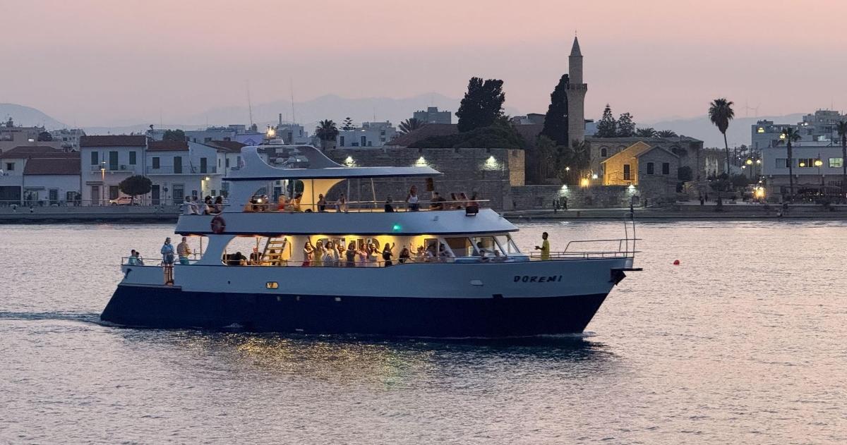 水中载有乘客的船