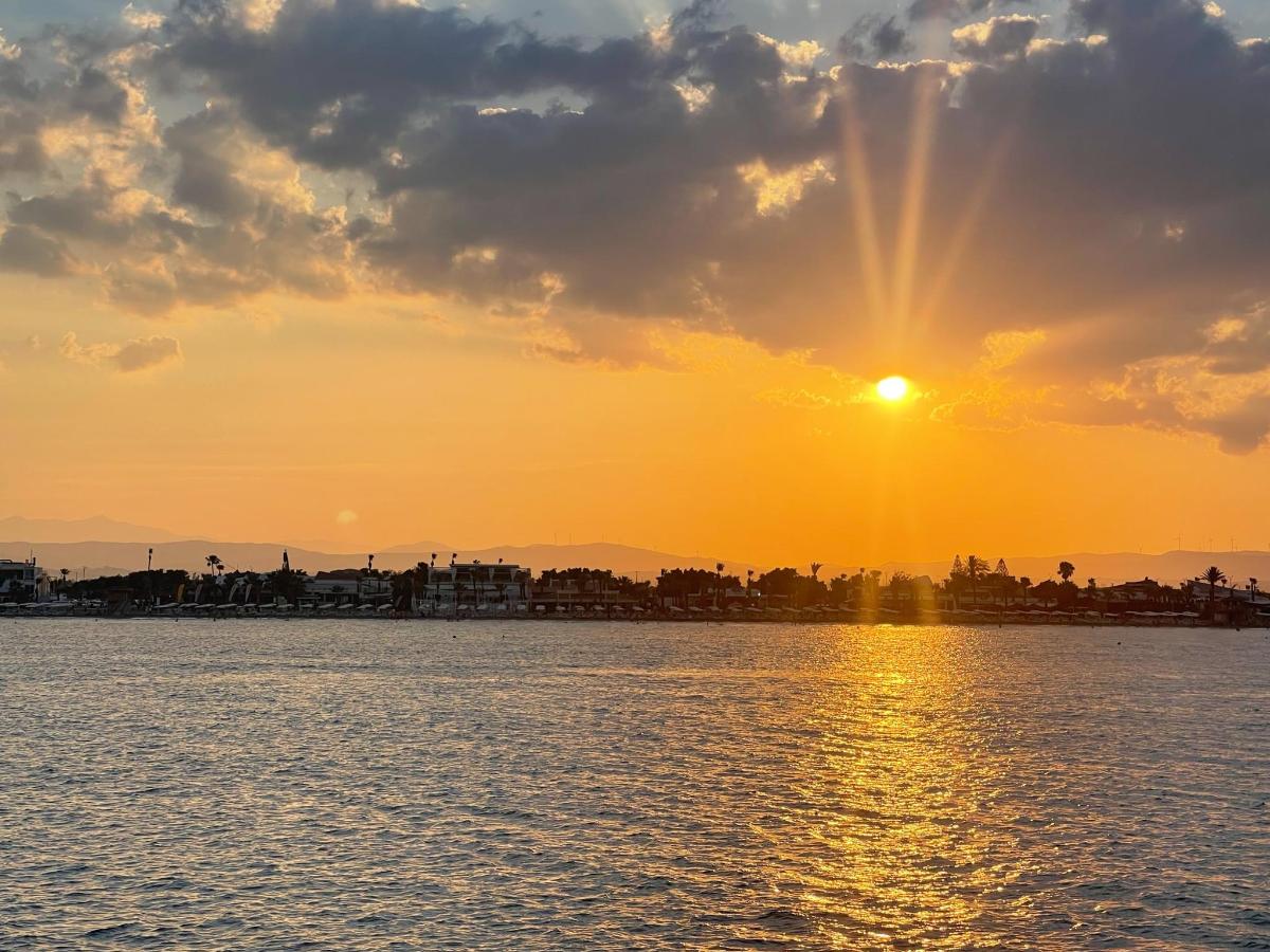 一大片水域上的日落