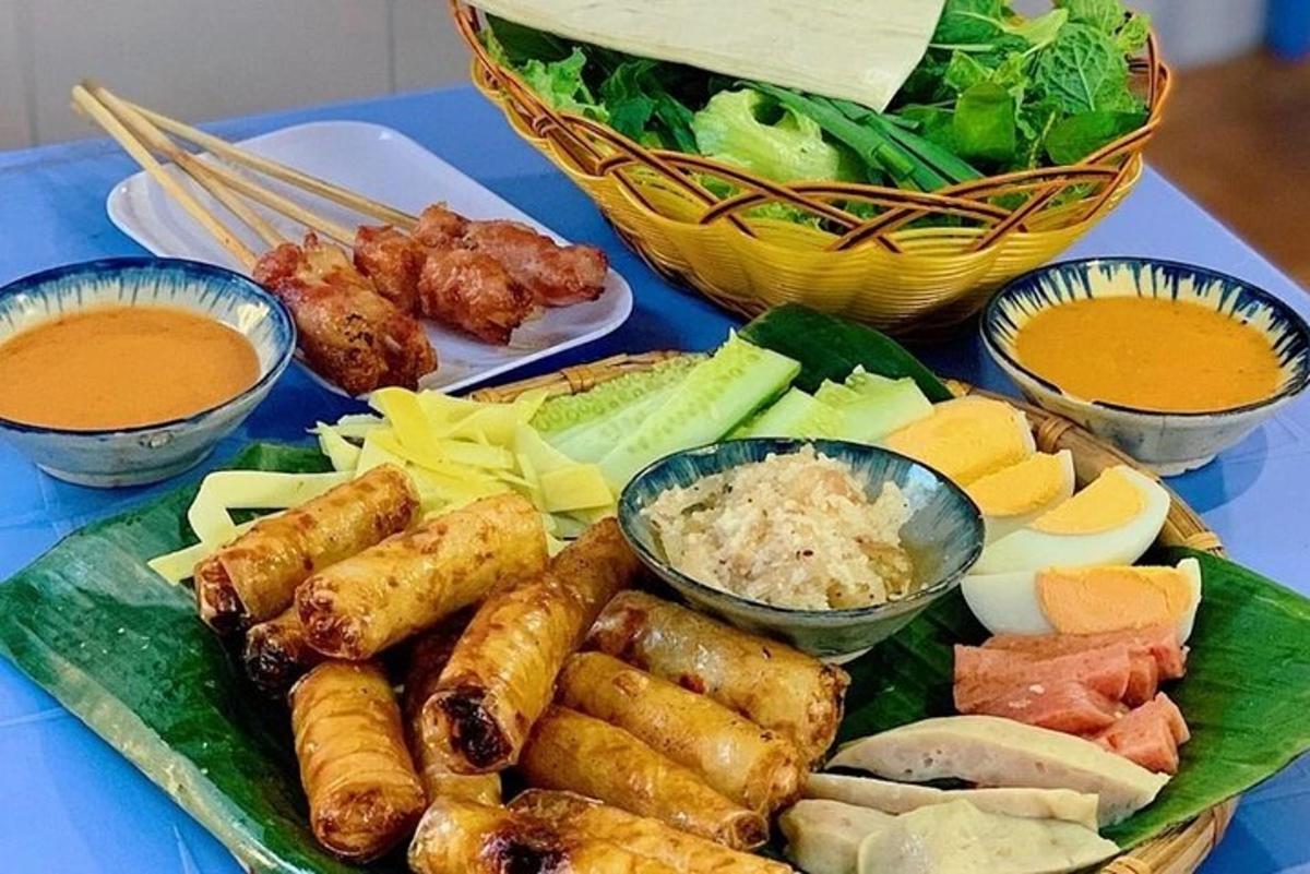 một đĩa thức ăn với nhiều loại thức ăn khác nhau