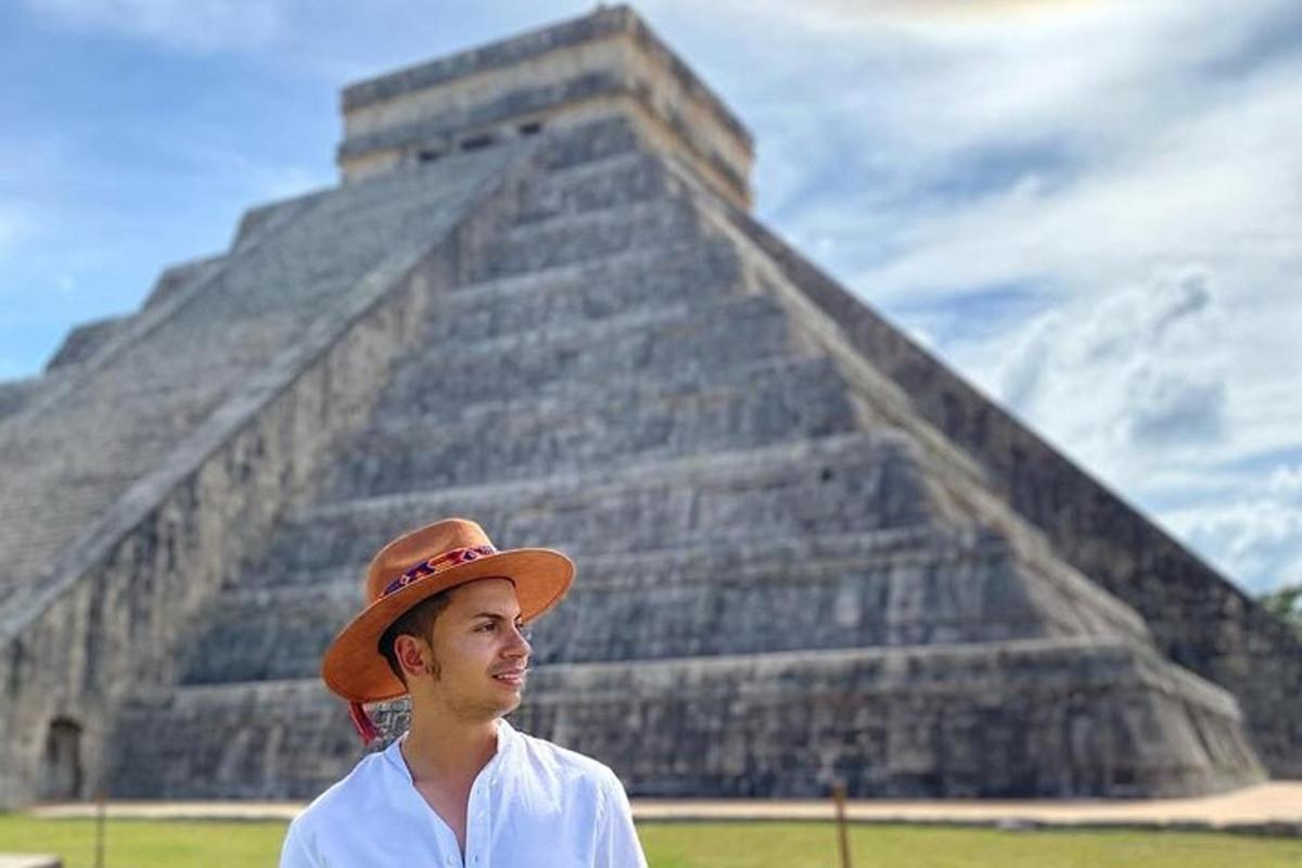 一名戴着帽子的男子站在金字塔前