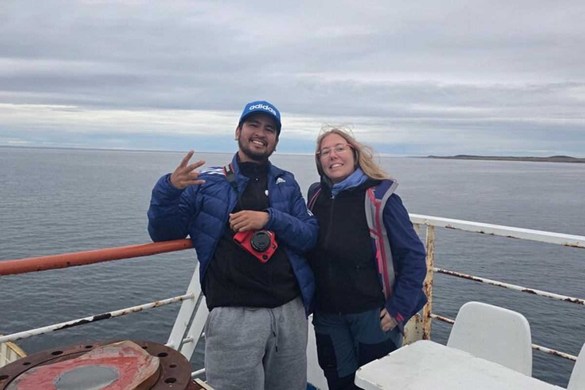 muž a žena stojící na lodi