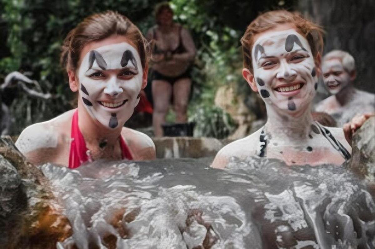 两个男人的脸被涂在水中