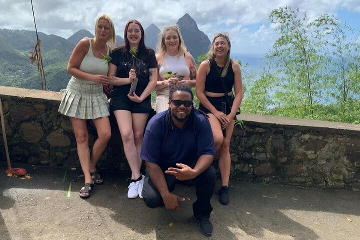 一群人在墙上摆姿势拍照