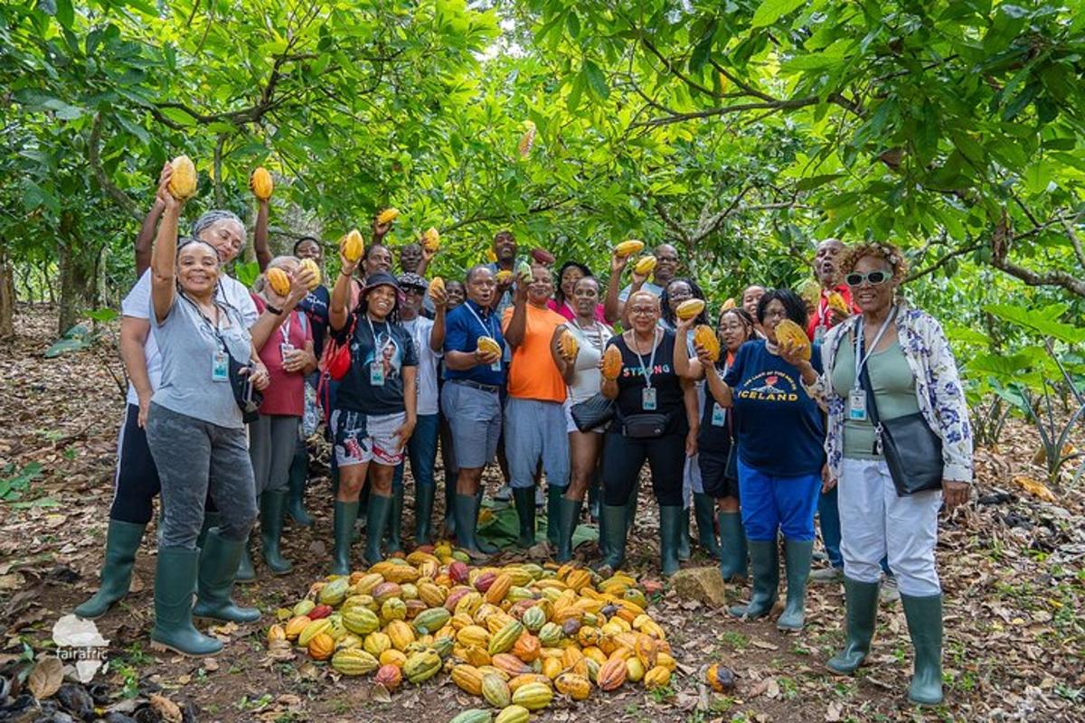 一群人站在一堆水果旁边