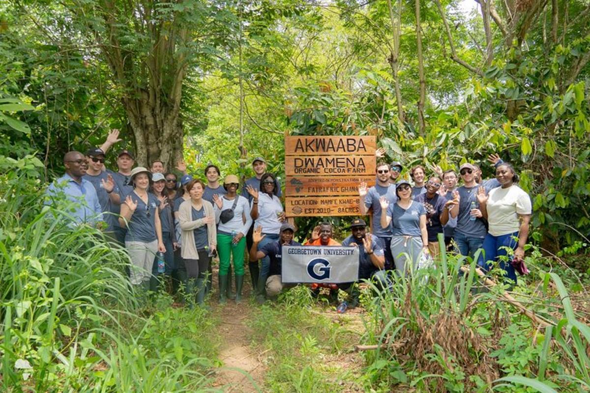 一群人在森林里摆姿势拍照