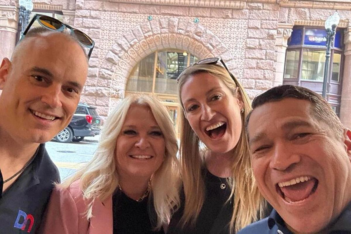 一群人摆姿势拍照