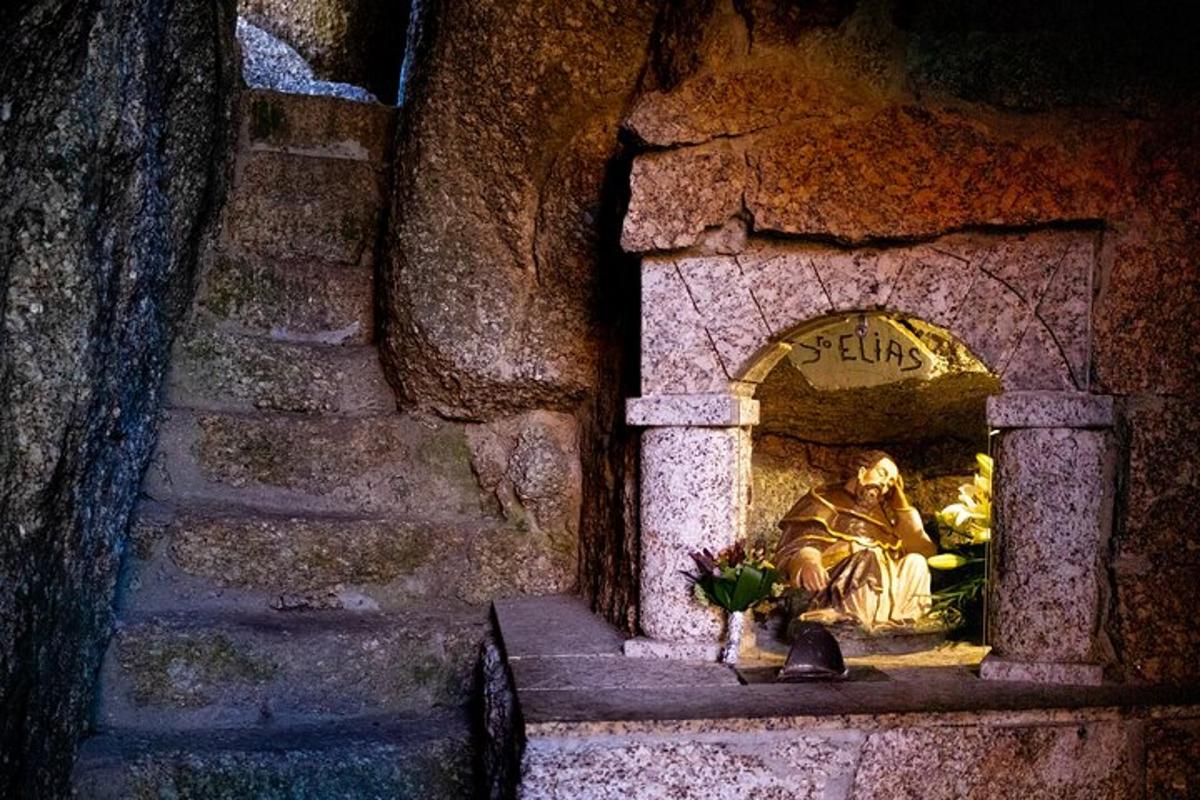 一名男子坐在石砌壁炉里的雕像