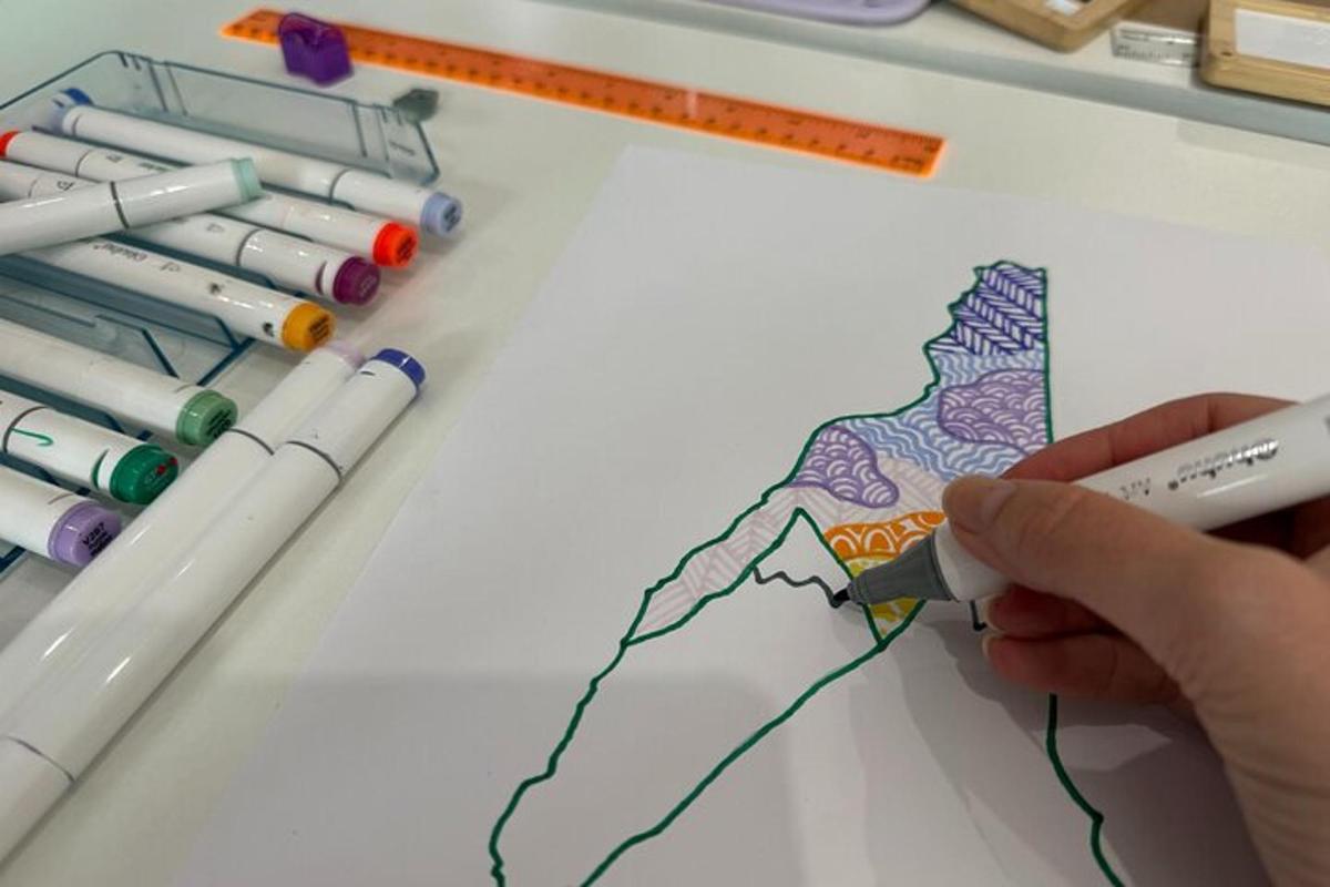 一个人在纸上打印地图