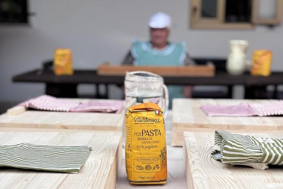 一瓶意大利面放在木桌上