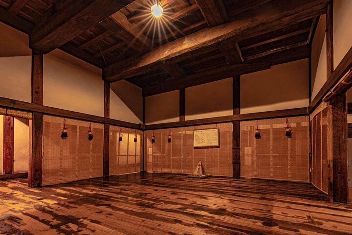 一间有木地板和天花板的空房间