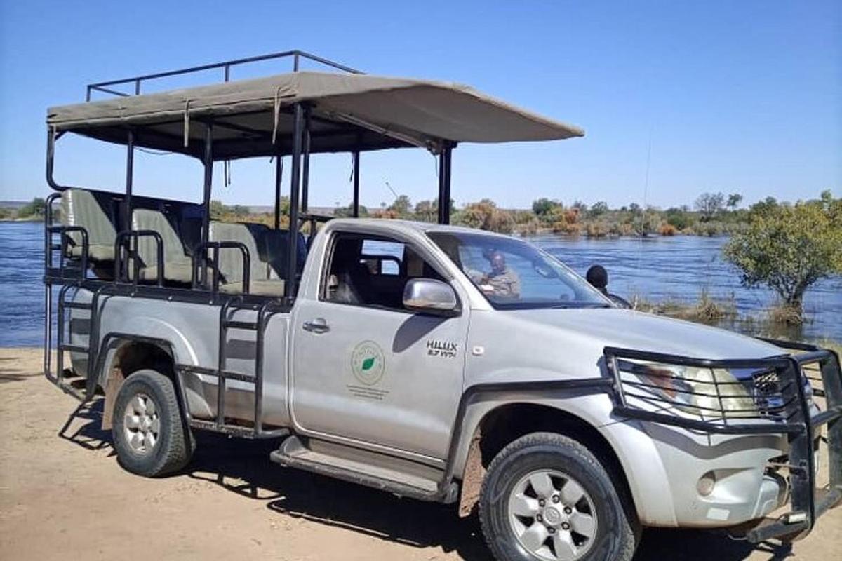 stříbrný nákladní vůz s přístřeškem na břehu řeky