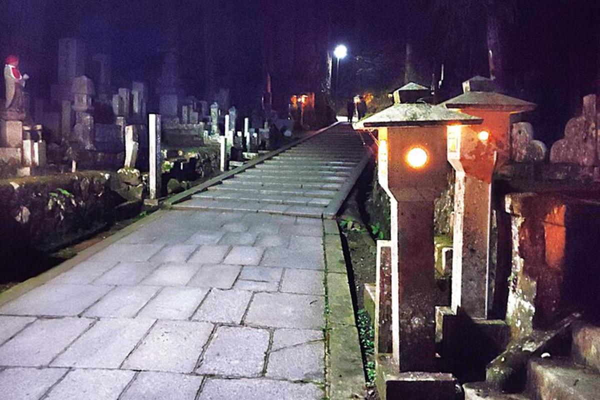 夜晚的石头小路和墓地