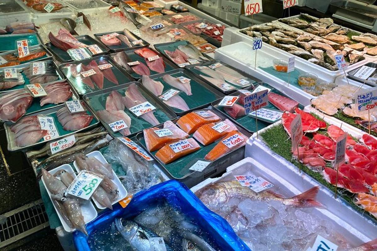 Una exhibición de carne y mariscos en un mercado