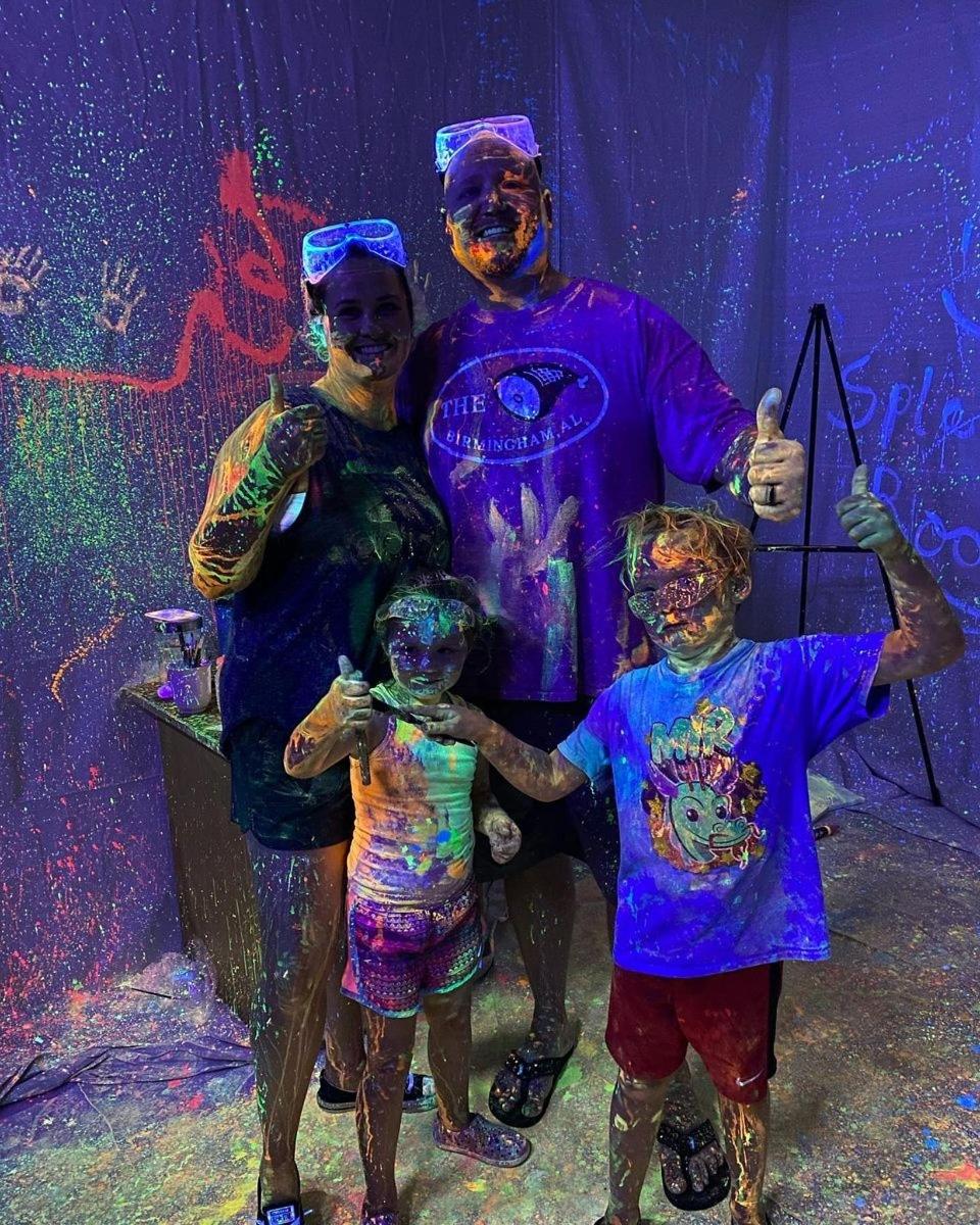 ชายคนหนึ่งและเด็กสองคนเปื้อนสี