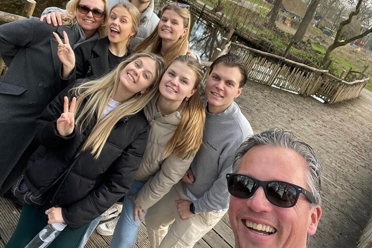 一群人摆姿势拍照