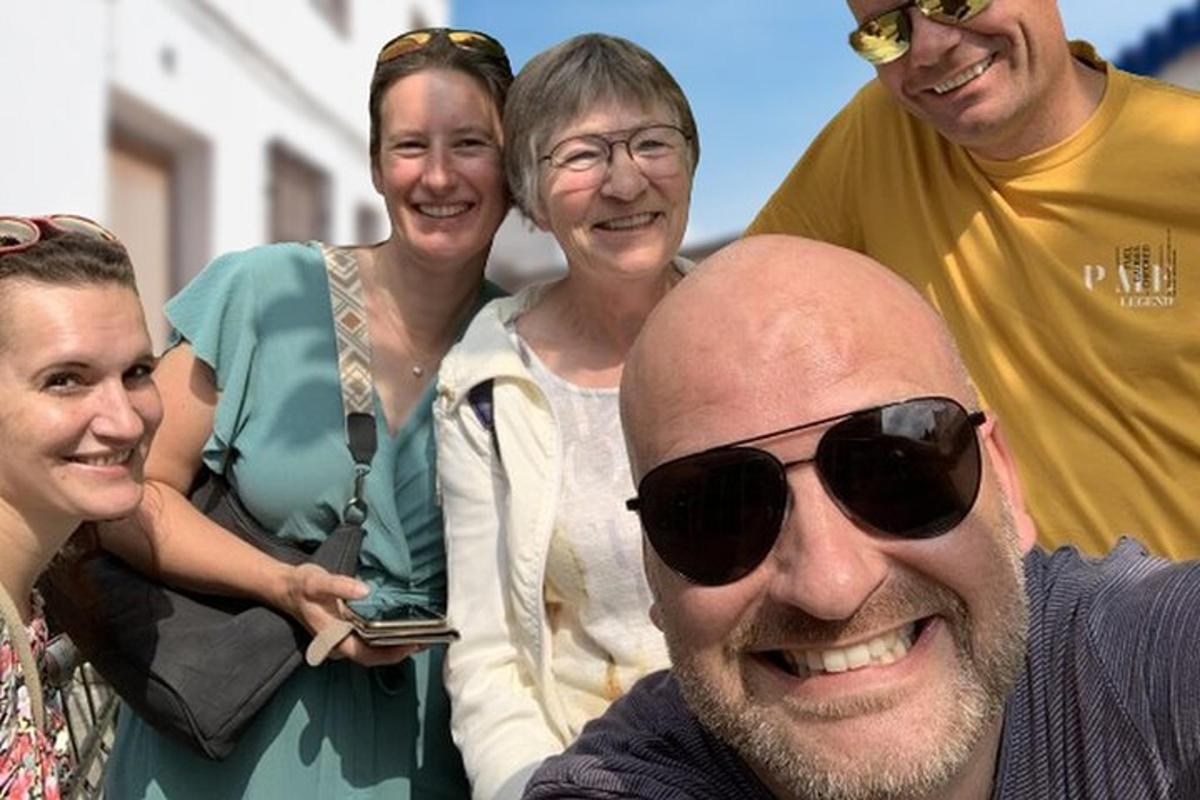 一群人摆姿势拍照