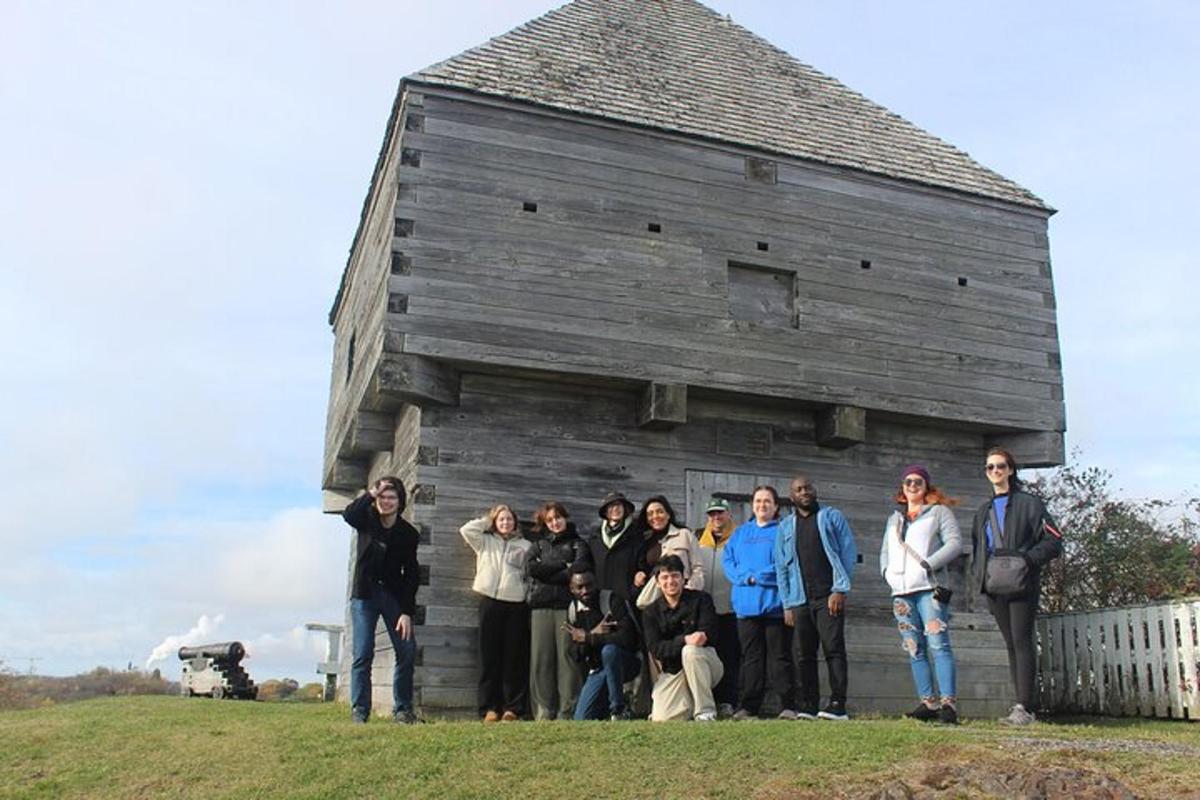 一群人站在一栋建筑物前